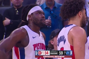 控制不住自己？斯图尔特压哨被吹犯规但没升级 小卡特笑纳两罚