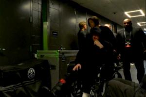 记者称跟腱撕裂！迪文岑佐坐轮椅离开球馆 受伤部位已穿上保护靴