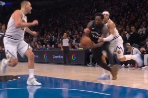 阿隆·戈登抱摔兰德尔吹罚普通犯规 裁判没有回看