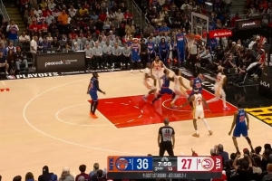 你节奏大师啊？唐斯突破超级慢三步 最后一步停住晃开防守上篮！