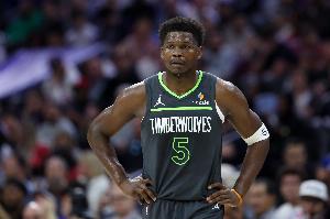 走背字！爱德华兹手风不顺8中1得5分3板 次节早早受伤离场