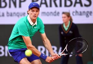 阿卡伤退！法网夺冠赔率：辛纳大幅领跑，兹维列夫、德约分列二三