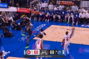 10-2！班凯罗中路突击风卷残云 起飞滑翔双手炸筐扣停活塞