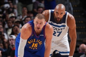 过去三场第四节戈贝尔一共防了约基奇21分钟 后者16中2&仅1助攻