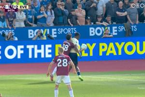 热刺哭晕！西汉姆球员禁区用手拨球逃过点球，主裁甚至判罚门球！