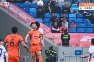 宋文杰与彭啸争抢头球时被对手击中头部，随即被换下