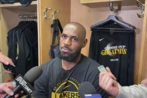 詹姆斯：今晚我们共24次失误送给对手30分 问题出在进攻而非防守