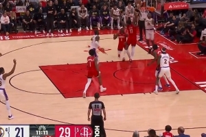 乃父之风！布朗尼底线突破送抛传 艾顿起飞空接压哨扣进