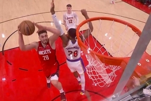 反超了！申京假传真上越过八村塁直接单臂劈扣得分