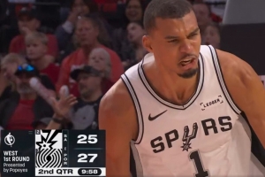 一飞冲天！文班亚马接球顺下 腾空暴起单臂炸扣