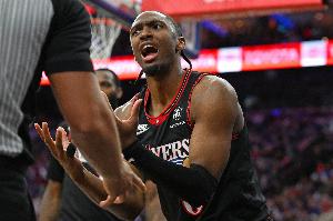 中规中矩！马克西14中7拿到22分2板6助1帽 上半场仅7分