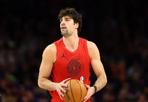 屁股撞到了！阿夫迪亚对哈珀犯规 开拓者挑战失败