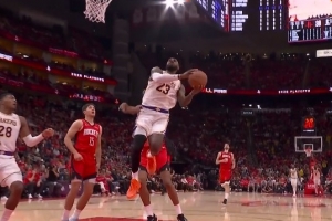 拉都拉不住！詹姆斯反击造杀伤 自己直接冲出场外