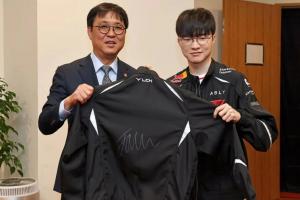韩国文体观光部部长：非常荣幸Faker特意为我准备了亲笔签名队服