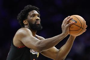 这么凶的嘛！恩比德刚复出就内线强打奎塔 造成杀伤罚球！