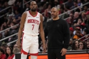 火箭必做的选择题！换帅&等范弗里特&还是追换字母哥/伦纳德？