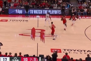 球都运不明白！阿隆·霍勒迪低级失误被断 湖人顺势反击内线终结