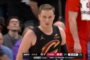 大心脏！哈登送助攻 梅里尔压哨三分轰进止住颓势