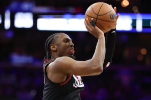 得坚决点！下半场首攻 马克西推进借恩比德掩护直接扔进三分！