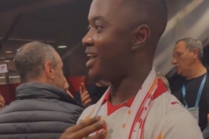 阿森纳球迷调侃萨内：你能打电话给瓜帅，让阿森纳赢得联赛吗？