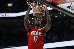 乌度卡：伊森很多进攻都不是战术安排 你只能睁一只眼闭一只眼