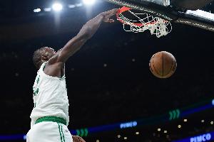 杰伦·布朗15投6中&三分7中3 得到20分7板1助1断1帽