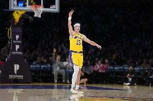 雷迪克：我们控球处理能力不足&缺少攻坚点 对此里夫斯能提供帮助