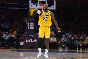 Skip：勒布朗看起来有点疲惫他已经41岁了 咬咬牙结束系列赛吧