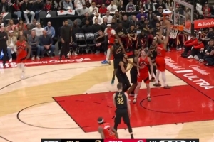 先声夺人！斯科蒂·巴恩斯冲击篮筐连续暴扣 率队占据主动