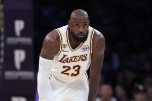 未能横扫火箭！詹姆斯：今晚的问题出现在进攻端 而非防守端