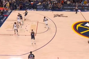 已回替补席！纳兹·里德被小哈达威踩到崴脚 一度返回更衣室