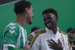 DAZN：在贝蒂斯对阵皇马赛前，维尼修斯夸安东尼稳重并逗后者儿子