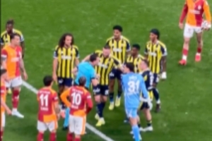 阿斯：费内巴切怀疑埃德松想迫使球队解约，正在研究将他踢出球队