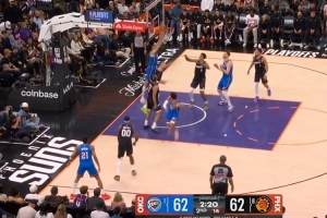 纯欺负人！阿杰伊·米切尔抛传霍姆格伦隔着吉莱斯皮强行空接得分