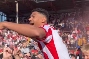 林肯城升级英冠，球员与球迷高唱：下赛季踢热刺啦！