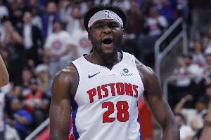 镇守禁区很拼！斯图尔特替补狂送8帽 另有8分3前场板1助