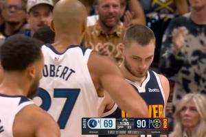 火药味还在延续！布劳恩接球起飞扣麦丹之后指着后者嘲讽吃T！