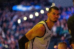 奥尼尔：文班是有史以来首个完美的现代内线球员 看他打球是享受