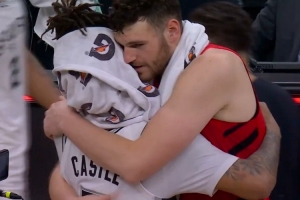 康涅狄格大学前队友！赛后克林根和卡斯尔拥抱致意