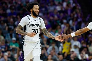 三分7中5！尚帕尼：多了很多无球跑动 不断寻找自己的出手机会