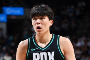 媒体人：杨瀚森还不是一个合格的NBA轮换球员 夏天要继续提升自己