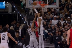 打不了一点！格兰特底线强突上篮 文班补防结结实实钉板大帽！