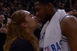 系列赛结束了！双方球员拥抱致意 福克斯亲吻妻子