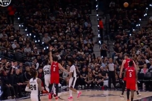 有垫脚行为！阿夫迪亚扑防尚帕尼三分犯规 追加一级恶犯