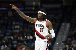 出手数新高！罗威替补10中5拿下11分7板1助1断 3前场板