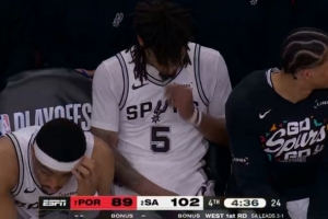 提前下班了！卡斯尔篮板球犯规 个人六次犯满离场