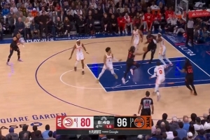 秀操作！布伦森连续两次上下步进球&再中三分 个人独得8分收比赛