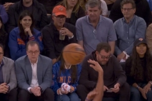 还是身高吃亏！阿尔瓦拉多跳球对CJ打手被吹犯规