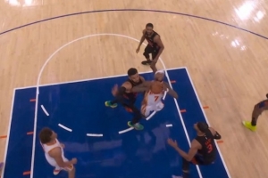 神来之笔！亚历山大-沃克冲击内线 滞空对抗防守左手打中还要加罚