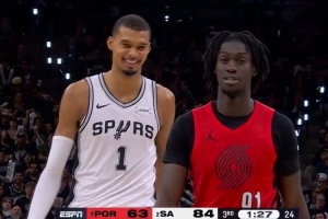 法国同乡+前队友！西索科抢板推文班被吹犯规 随后两人打闹嬉笑